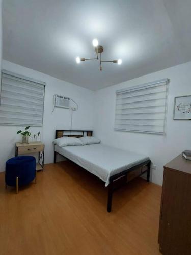 Un pat sau paturi într-o cameră la Cosy House in Bacolod City