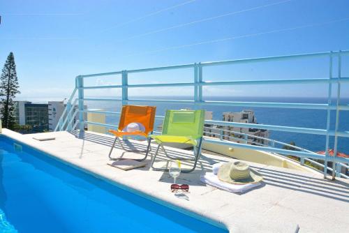 twee stoelen op een dek van een cruiseschip bij Sol do Lido 2 in Funchal
