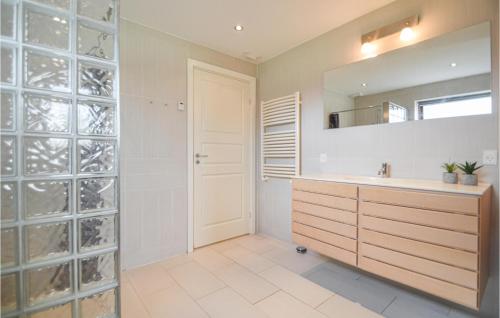 y baño con lavabo y espejo. en 3 Bedroom Amazing Home In Rm en Rømø Kirkeby