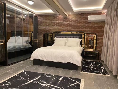 Privet golf view house في إسطنبول: غرفة نوم بسرير كبير وجدار من الطوب