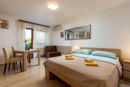 1 dormitorio con cama, mesa y escritorio en Apartment Kristina, en Rovinj