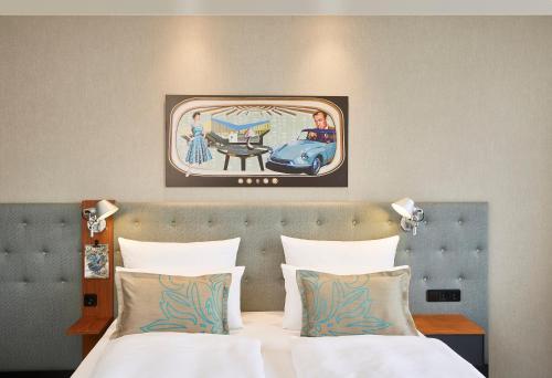 エッセンにあるモーテル ワン エッセンのベッドルーム1室(ベッド2台付)が備わります。壁に絵が描かれています。