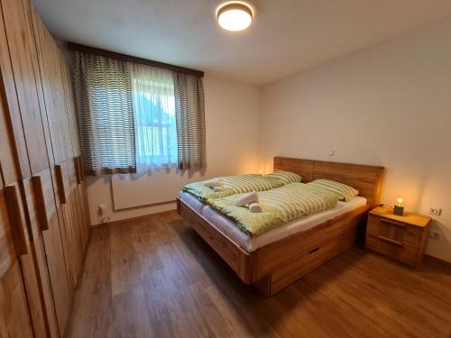 um quarto com uma cama e uma janela em Haus Bruna by Globalimmoservice em Bad Kleinkirchheim