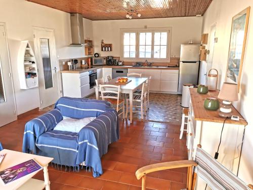 - une cuisine avec un canapé, une table et des chaises dans l'établissement Le Clos de la Guittiere - 6 personnes, à Saint-Hilaire-de-Talmont