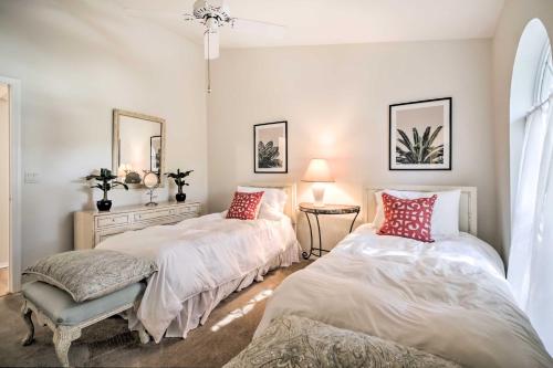 1 dormitorio con 2 camas y 1 silla en Pet-Friendly Home in Vero Beach, 1 Mi to Beach! en Vero Beach