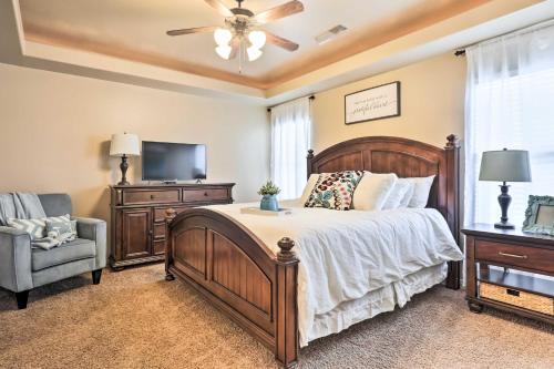 1 dormitorio con 1 cama, TV y silla en Home with Yard and ATV Access to Sand Hollow State Park!, en Hurricane