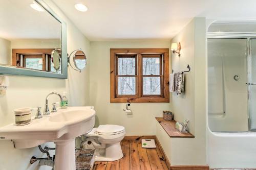 uma casa de banho com um lavatório, um WC e um chuveiro em Cozy Monterey Home with Porch Walk to Lake Garfield em Monterey