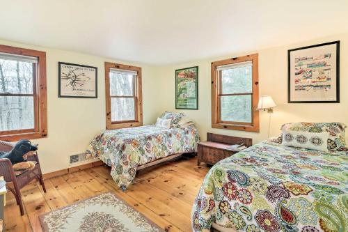 um quarto com 2 camas e 2 janelas em Cozy Monterey Home with Porch Walk to Lake Garfield em Monterey