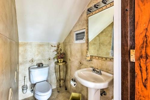 Bilik mandi di Fajardo Townhouse with Private Pool and Ocean View