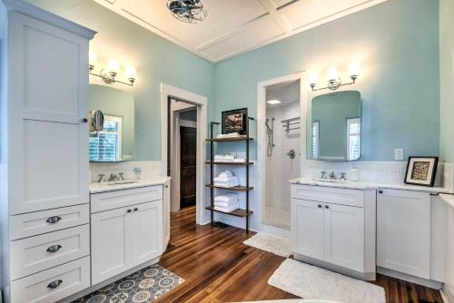ein Bad mit 2 Waschbecken und einer Dusche in der Unterkunft Charming Home in Heart of Ocala Historic District! in Ocala