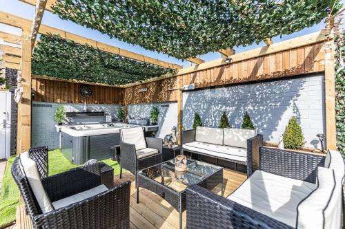 Stunning house close to the stadium + Hot tub! photo 11