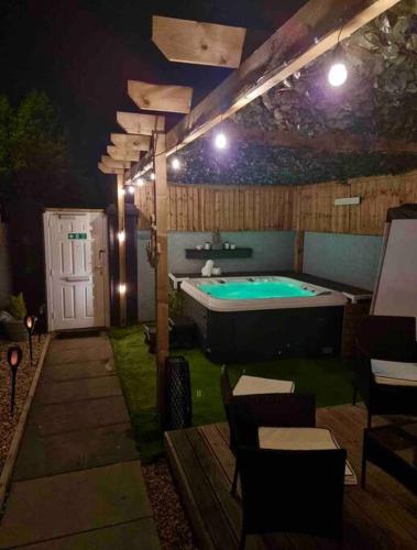 Stunning house close to the stadium + Hot tub! photo 14