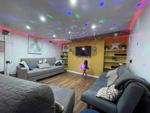Stunning house close to the stadium + Hot tub! photo 15