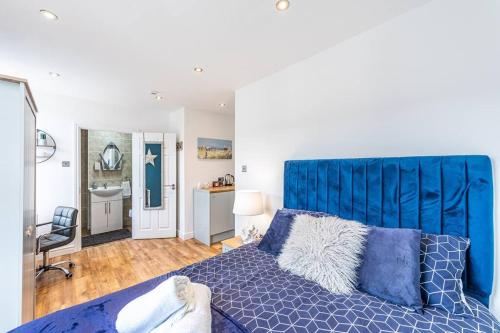 Stunning house close to the stadium + Hot tub! photo 16