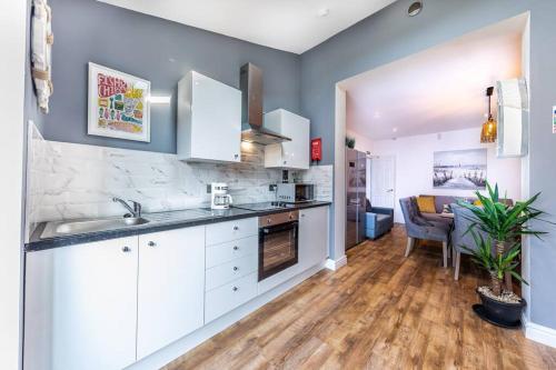 Stunning house close to the stadium + Hot tub! photo 17