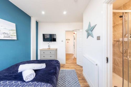 Stunning house close to the stadium + Hot tub! photo 18