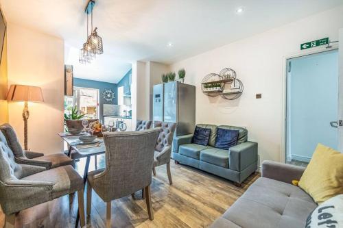 Stunning house close to the stadium + Hot tub! photo 19