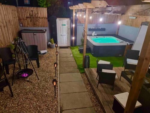 Stunning house close to the stadium + Hot tub! photo 23