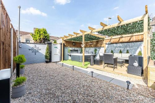 Stunning house close to the stadium + Hot tub! photo 6