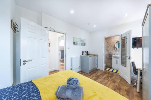 Stunning house close to the stadium + Hot tub! photo 25