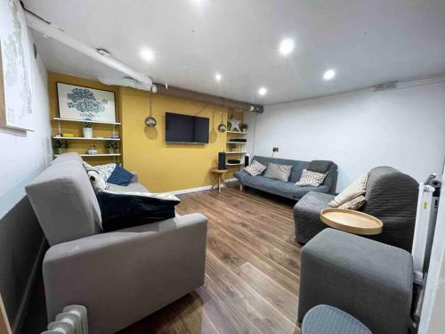 Stunning house close to the stadium + Hot tub! photo 26