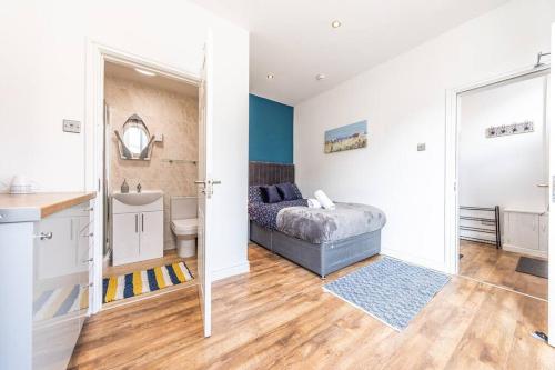 Stunning house close to the stadium + Hot tub! photo 28