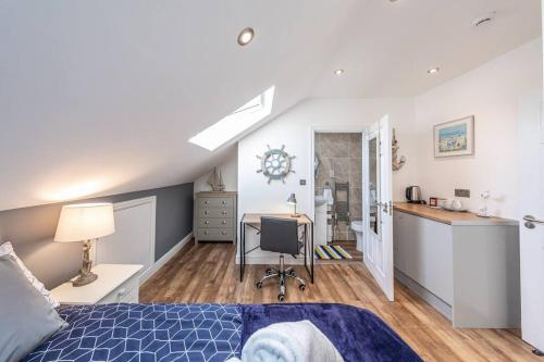 Stunning house close to the stadium + Hot tub! photo 30