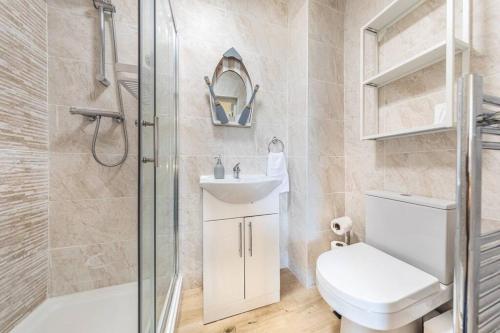 Stunning house close to the stadium + Hot tub! photo 31