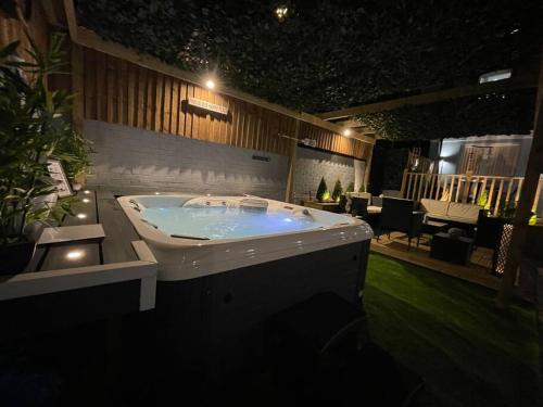 Stunning house close to the stadium + Hot tub! photo 32