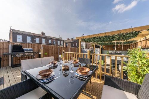 Stunning house close to the stadium + Hot tub! photo 33