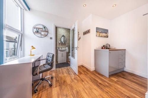 Stunning house close to the stadium + Hot tub! photo 35