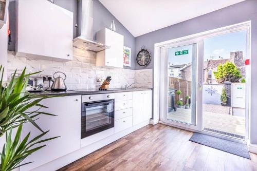 Stunning house close to the stadium + Hot tub! photo 36
