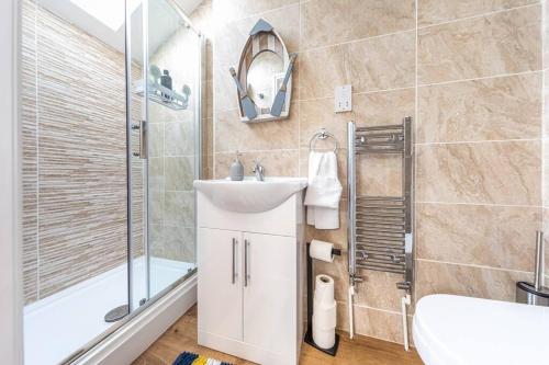 Stunning house close to the stadium + Hot tub! photo 37