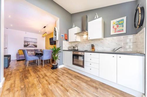 Stunning house close to the stadium + Hot tub! photo 39