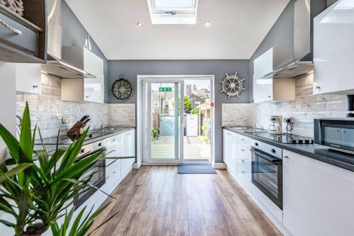 Stunning house close to the stadium + Hot tub! photo 43