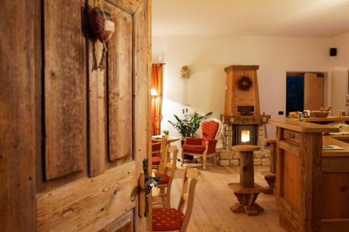 a room with a door and a kitchen with a table at Villa Ortensia in San Vigilio Di Marebbe