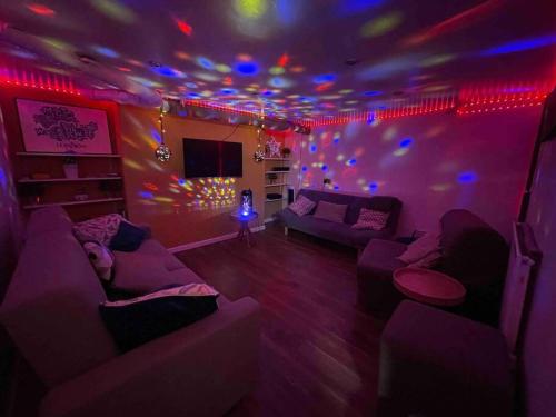 Stunning house close to the stadium + Hot tub! photo 48