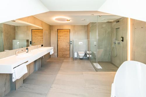 Koupelna v ubytování FAIR RESORT All Inclusive Wellness & Spa Hotel Jena