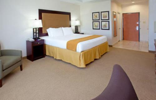 En eller flere senger på et rom på Holiday Inn Express Texas City, an IHG Hotel