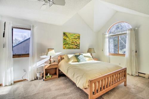 - une chambre avec un lit et une fenêtre dans l'établissement Bartlett Condo Near Attitash Resort and Story Land!, à Bartlett