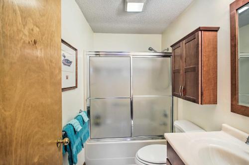 La salle de bains est pourvue d'une douche, de toilettes et d'un lavabo. dans l'établissement Bartlett Condo Near Attitash Resort and Story Land!, à Bartlett