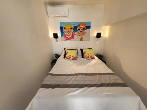 a small room with a bed with two skulls at Appartement S2 in Jan Thiel