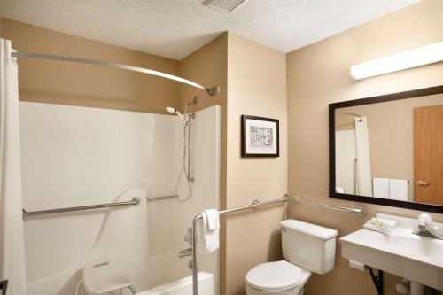 Ванная комната в Super 8 by Wyndham Pittsburg KS