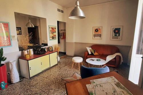 un salon avec un canapé et une table dans l'établissement coeur du centre ville avec balcon, à LʼIsle-sur-la-Sorgue