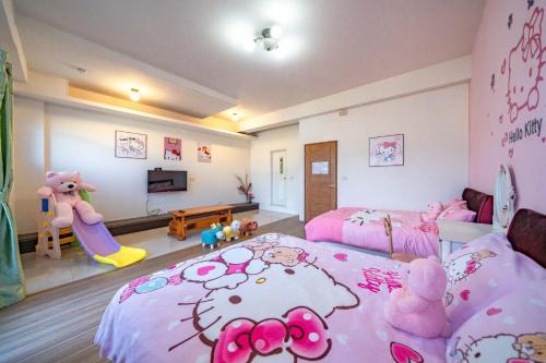 a childs bedroom with two beds and a slide at 悠悠夢境 in Dayin