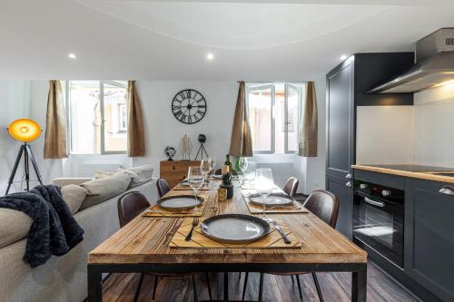 une salle à manger avec une table et un canapé dans l'établissement Spacious 2 Bdr Old Town Heart, à Nice