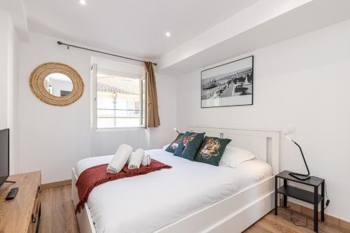 un lit blanc dans une chambre avec une fenêtre dans l'établissement Spacious 2 Bdr Old Town Heart, à Nice