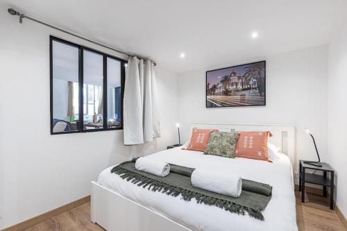 une chambre blanche avec un lit et une fenêtre dans l'établissement Spacious 2 Bdr Old Town Heart, à Nice