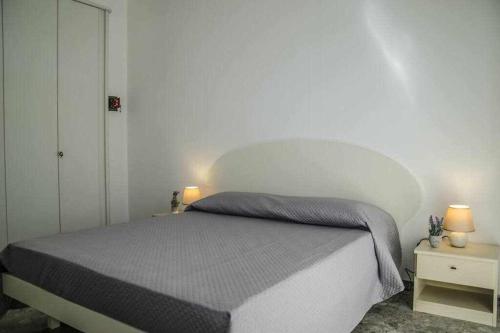 1 dormitorio con 1 cama y 2 lámparas en las mesas en Trilocale a 300 metri dal mare Gambero en Alguer