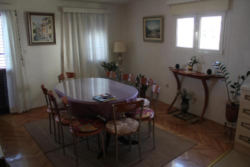 a dining room with a table and chairs at Apartments Juraj in Drasnice